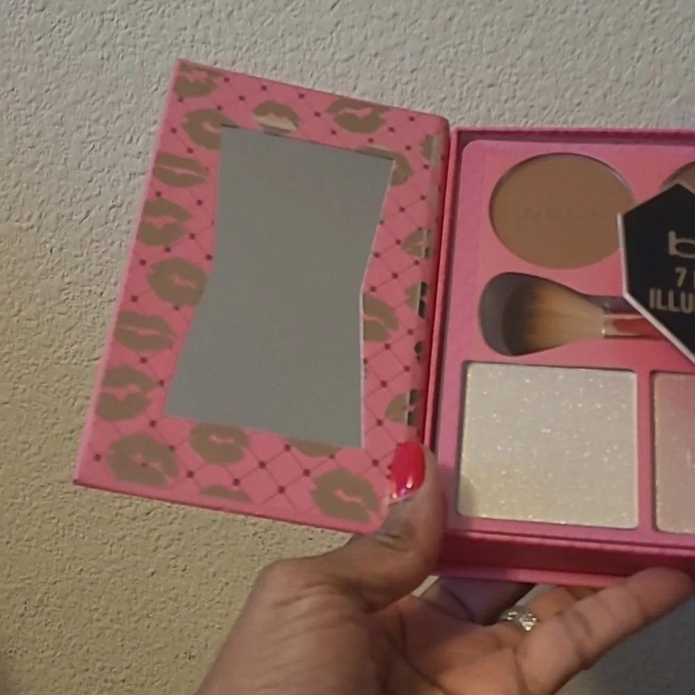 Bebe 7 PC Sculpt & Illuminate Palette - Pink and Gold